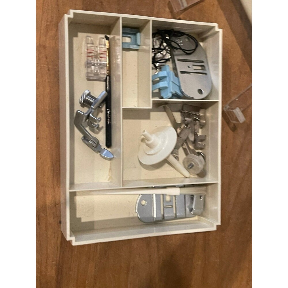 Singer Sewing Accessory Case with Feet - Picture 2 of 6